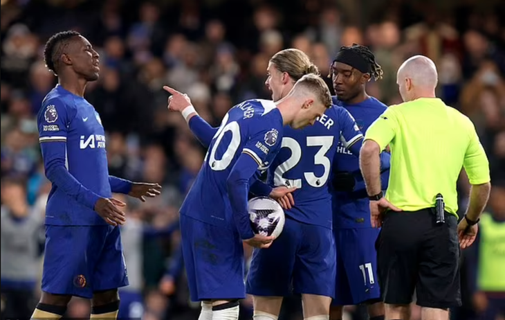 Đội trưởng Conor Gallagher can thiệp để Cole Palmer đá phạt đền - Ảnh: Getty