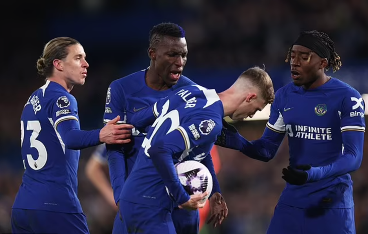 Cole Palmer bị hai đồng đội Nicolas và Noni Madueke tranh đá 11m - Ảnh: Getty