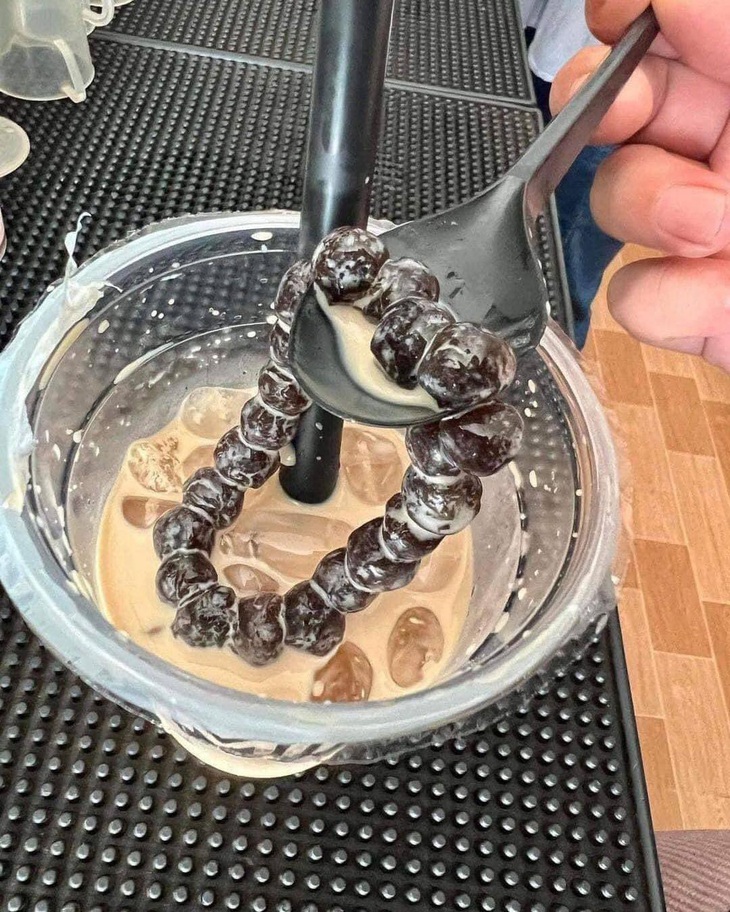 Đang uống trà sữa mà cái mỏ bớt hỗn luôn.