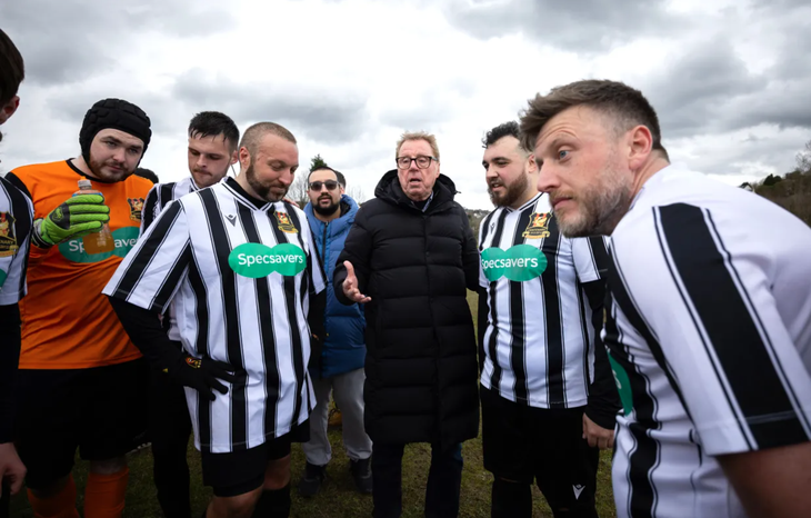 HLV Harry Redknapp và đội bóng Cwm Albion FC - Ảnh: WNS