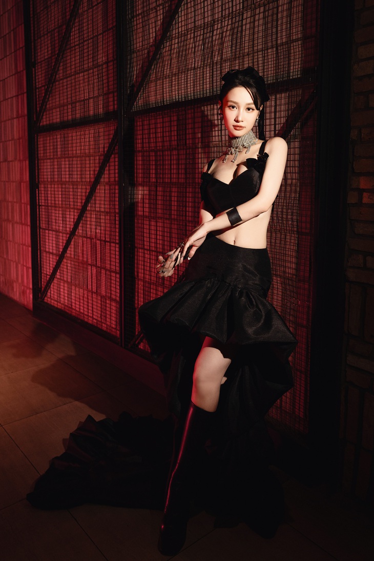 Jun Vũ khoe thân hình bốc lửa tại buổi ra mắt phim