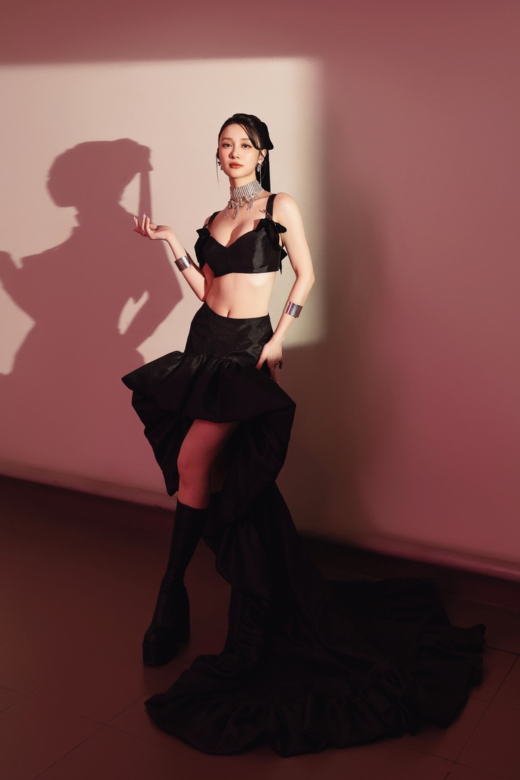 Jun Vũ hở bạo, khoe vòng eo 'siêu thực' tại sự kiện- Ảnh 7.