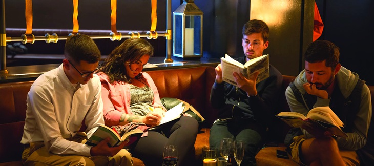 Một buổi sinh hoạt của Silent Book Club. Ảnh: Kelly Hoffer