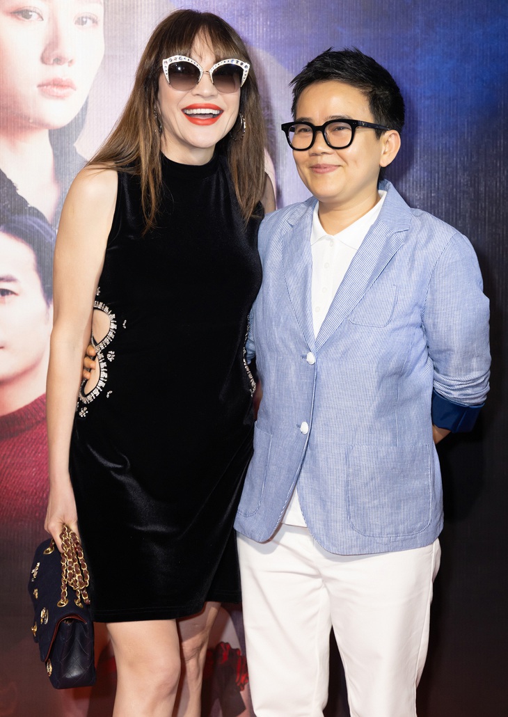 Cặp sao Thanh Hà - Phương Uyên tình tứ sánh đôi trên thảm đỏ sự kiện. 