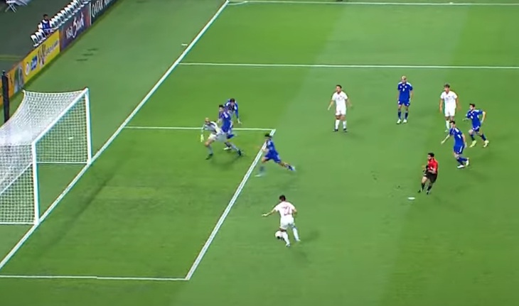 Khung thành bỏ trống nhưng Minh Quang không thể đưa bóng vào lưới