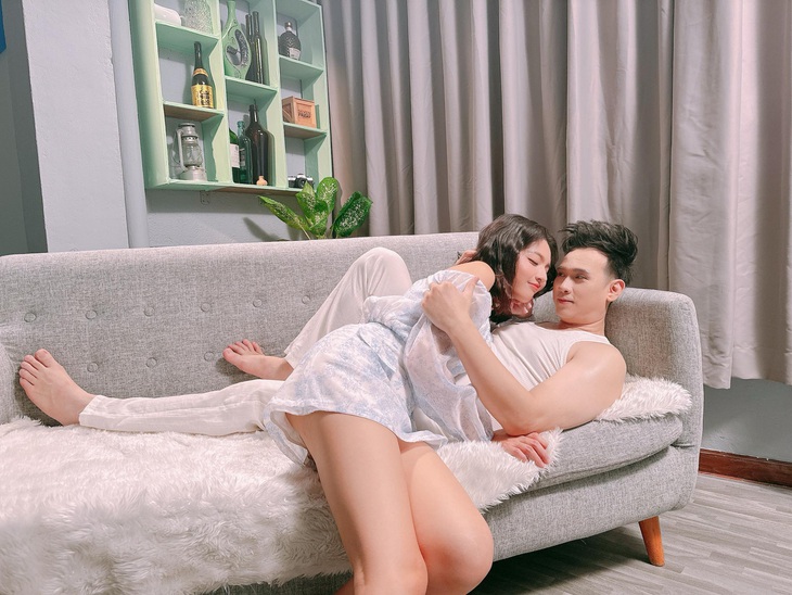 Một cảnh quay đầy lãng mạn của Nguyên Vũ với nữ chính trong MV