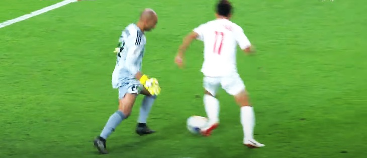 Thủ môn U23 Kuwait Abd Al Rahman Kameel xử lý "cồng kềnh" để cho Bùi Vĩ Hào cướp bóng