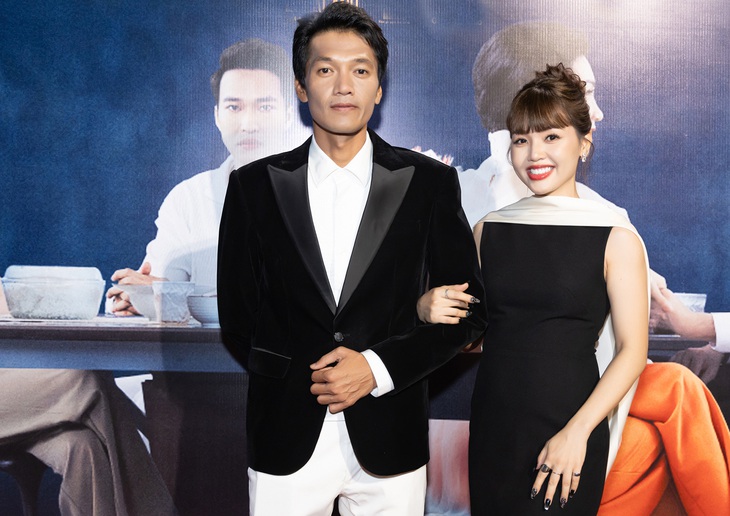 Diễn viên Quang Tuấn đi xem phim cùng bà xã Linh Phi.