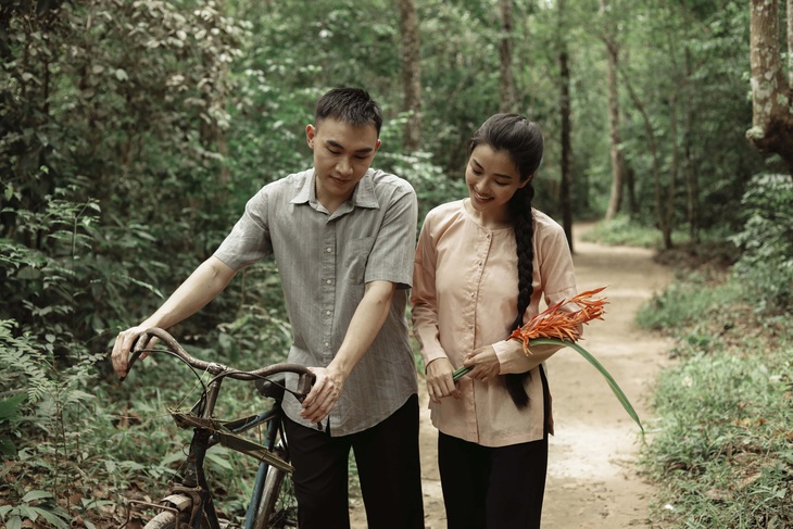 Nội dung của MV Trái tim giữa bầu trời dựa trên câu chuyện có thật của Đại tá Nguyễn Văn Dần (Trịnh Đình Quang thủ vai) và bà Nguyễn Thị Thường (Lan Thy thủ vai).