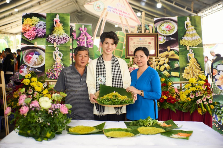 Xuất hiện tại lễ hội, nhà thiết kế Nguyễn Minh Công diện trang phục áo bà ba dân dã kết hợp cùng khăn rằn gần gũi. Anh cùng ba mẹ và các học trò bận rộn, tỉ mỉ chuẩn bị các thiết kế để trình làng cho hàng trăm quan khách tham lễ hội được chiêm ngưỡng.