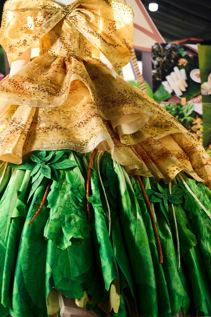 Đầm có đầy đủ phần 