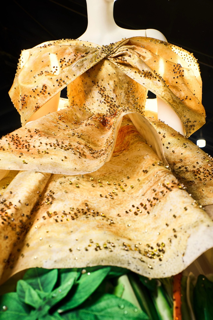 Nguyễn Minh Công đã đồng hành cùng hơn 15 cộng sự và làm việc không ngơi nghỉ trong 1 tháng để tạo nên tác phẩm này.