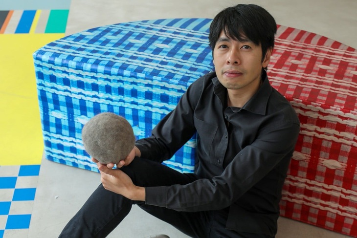 Ng Siu King chụp hình cùng quả cầu được làm từ lông mèo cưng do chính tay anh thực hiện