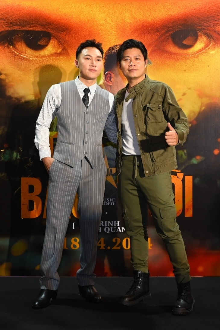 Nhạc sĩ Nguyễn Văn Chung đến chúc mừng Trịnh Đình Quang.