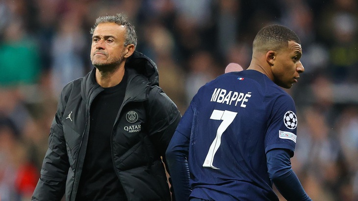 Mbappe liên tục bày tỏ sự bất mãn với HLV Luis Enrique khi bị thay ra - Ảnh: Getty