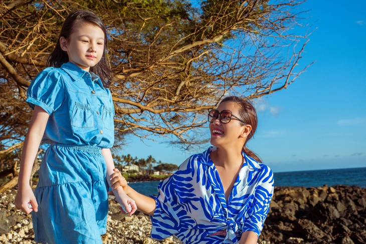 Ca sĩ Phương Vy và con gái. 