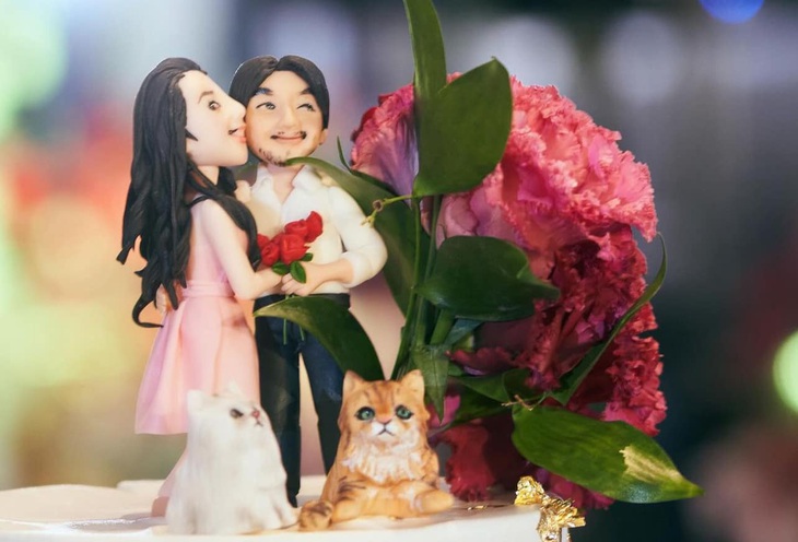 Chiếc bánh kỷ niệm không chỉ có hình ảnh cưới năm xưa của cặp đôi mà trên đó còn có hình những chú mèo con của cặp đôi