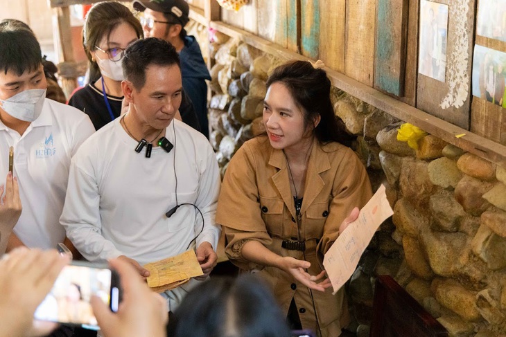 Lý Hải ‘ám ảnh’ ngủ chuồng gà, rủ bà xã Minh Hà bắt trend lội suối tìm kho báu- Ảnh 7.