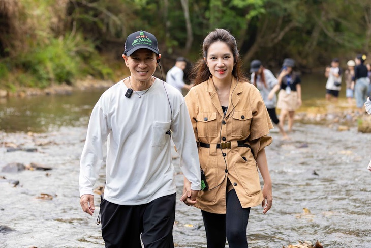 Lý Hải ‘ám ảnh’ ngủ chuồng gà, rủ bà xã Minh Hà bắt trend lội suối tìm kho báu- Ảnh 5.