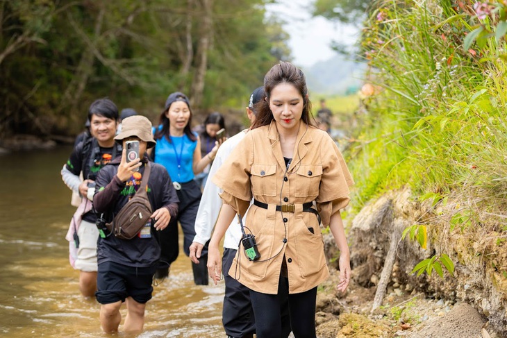 Lý Hải ‘ám ảnh’ ngủ chuồng gà, rủ bà xã Minh Hà bắt trend lội suối tìm kho báu- Ảnh 2.