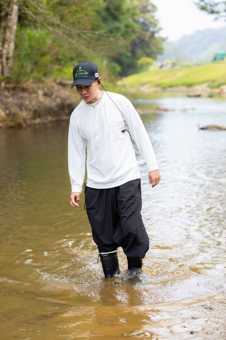 Lý Hải ‘ám ảnh’ ngủ chuồng gà, rủ bà xã Minh Hà bắt trend lội suối tìm kho báu- Ảnh 3.