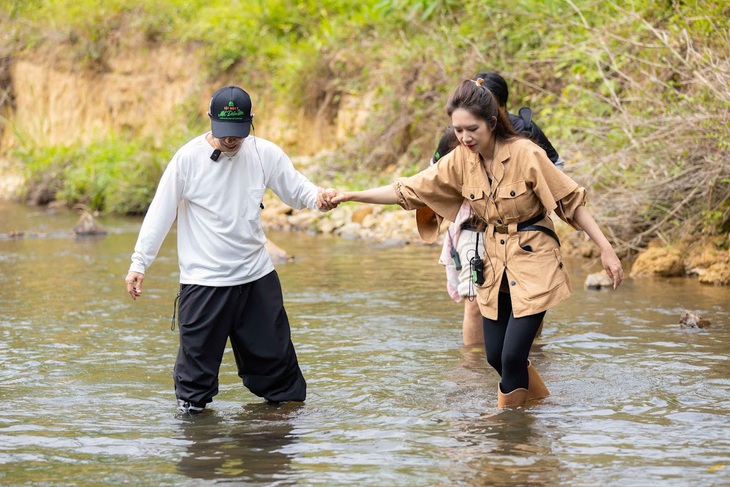 Lý Hải ‘ám ảnh’ ngủ chuồng gà, rủ bà xã Minh Hà bắt trend lội suối tìm kho báu- Ảnh 4.