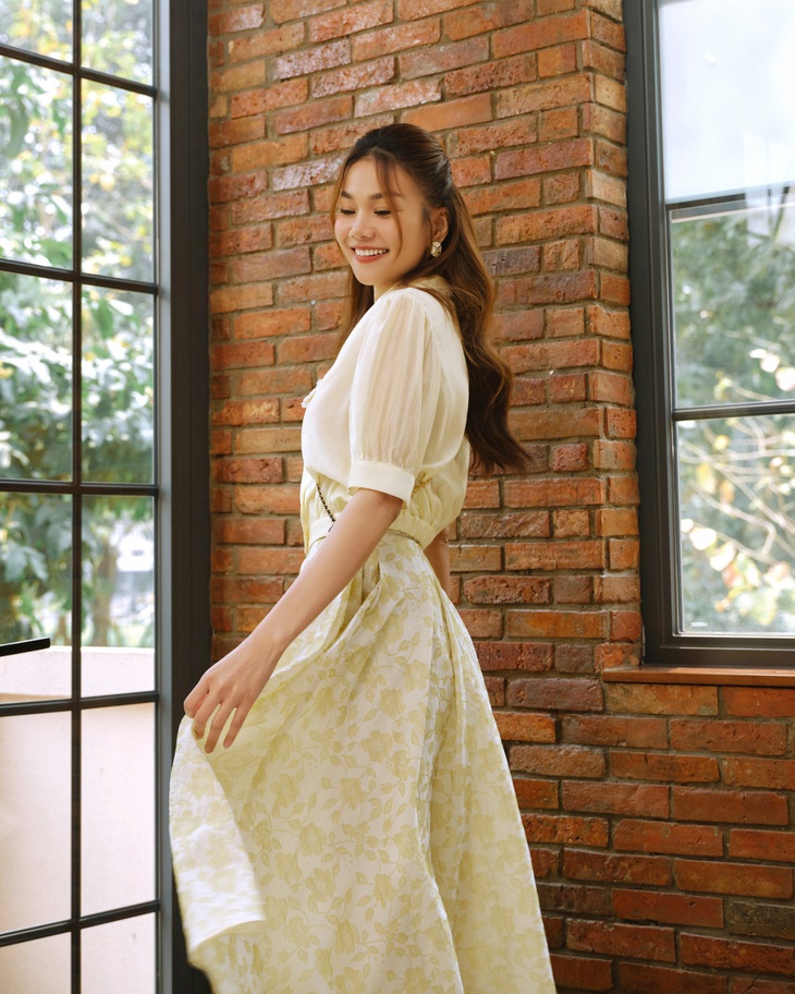 Siêu mẫu diện nhiều kiểu váy nữ tính với những cách phối mát mẻ cho mùa hè như sơ mi kết hợp chân váy voan ton sur ton.