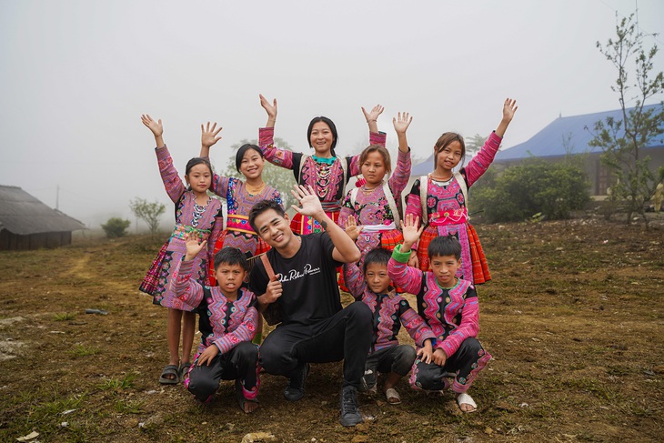 Ca sĩ Khải Đăng và đồng bào dân tộc thiểu số trong MV Một vòng Việt Nam