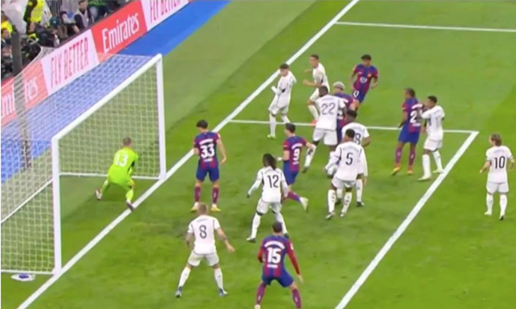 Hình ảnh cho thấy rất có thể bóng đã qua vạch vôi