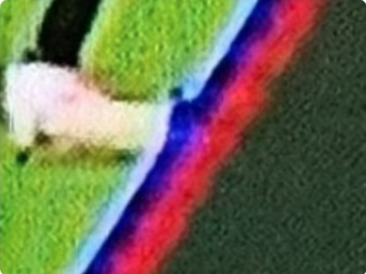 Hình ảnh phóng to cho thấy đường kẻ VAR đã nằm trên chân Wan Bissaka