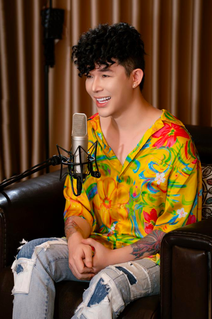 Sau những biến cố trong cuộc sống, giọng ca 8X càng thích ẩn mình hơn. Nói là nói vậy nhưng mỗi lần anh "lộ diện" đều khiến công chúng hết hồn!