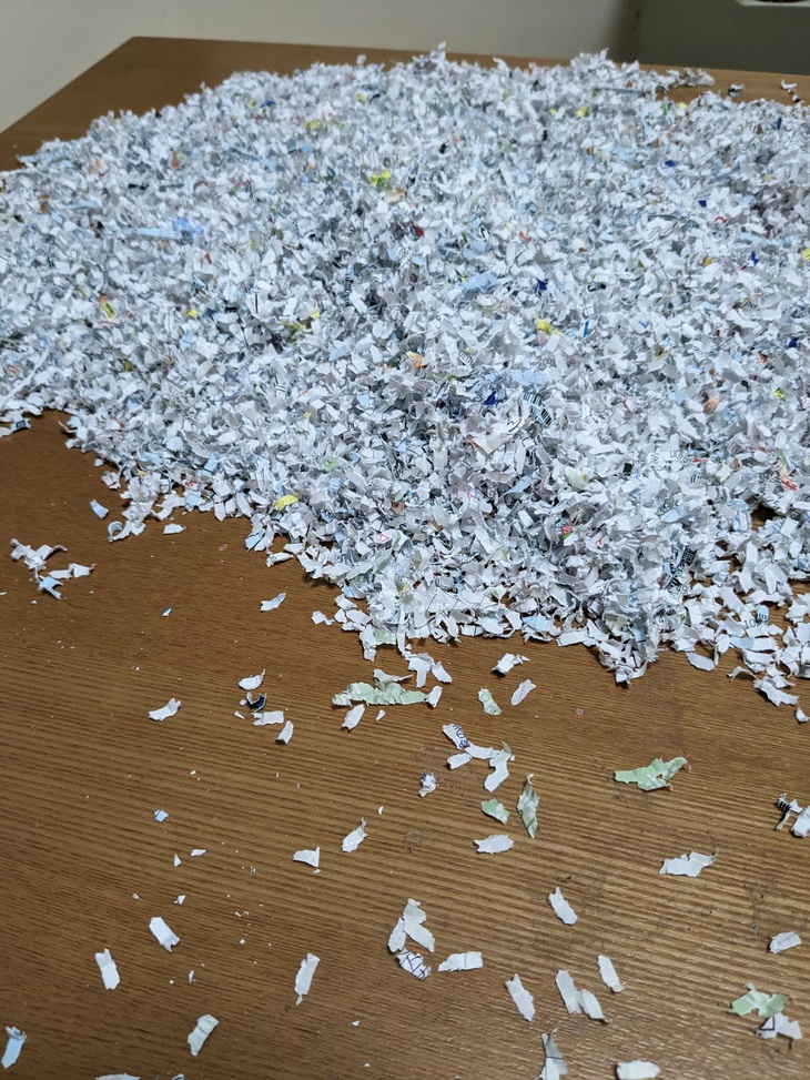 Tờ 10.000 yen bị hủy thành hàng trăm mảnh vụn, lẫn vào đống giấy lộn đã bị cắt trước đó.
