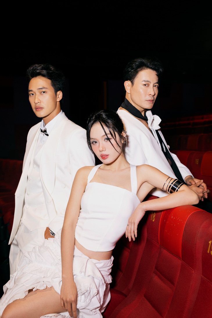 Nhân vật anh trai đồng tính Will Võ (do Lâm Thanh Nhã thủ vai - bìa trái) khiến Uyển Ân nhận chỉ trích, vì cư dân mạng cho rằng Uyển Ân nhận lời tham gia phim cũng đang vô tình tố cáo anh trai Trấn Thành