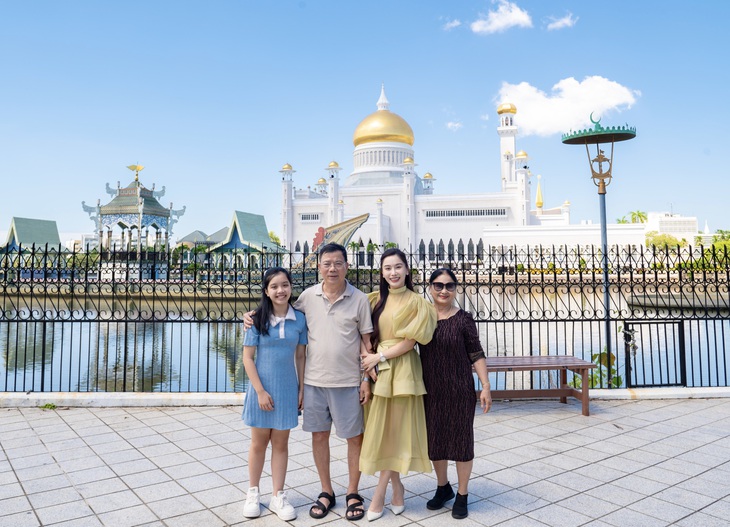 MC Anh Thơ bên ba mẹ và con gái