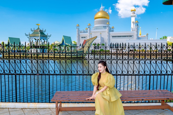 MC Anh Thơ chụp hình lưu niệm ở miền Tây