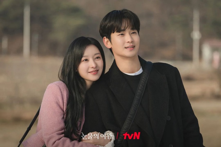 Kim Ji Won mất toàn bộ trí nhớ sau cuộc phẫu thuật u não. Cô chỉ nhớ cái tên Baek Hyun Woo (Kim Soo Hyun