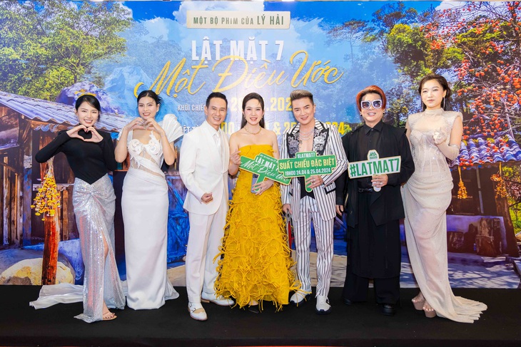 Mẹ ruột 99 tuổi cùng anh chị em Lý Hải lần đầu đi thảm đỏ ra mắt phim- Ảnh 8.