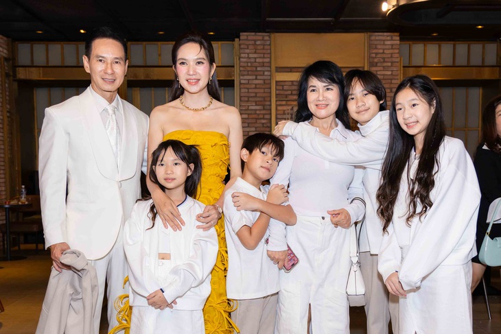 Mẹ ruột 99 tuổi cùng anh chị em Lý Hải lần đầu đi thảm đỏ ra mắt phim- Ảnh 4.