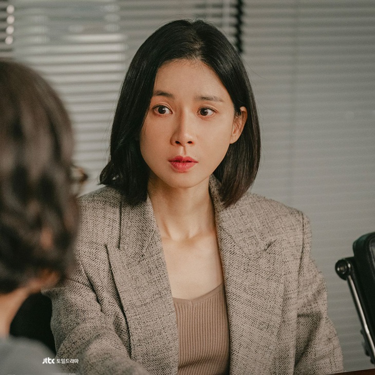 Lee Bo Young trong Lẩn trốn