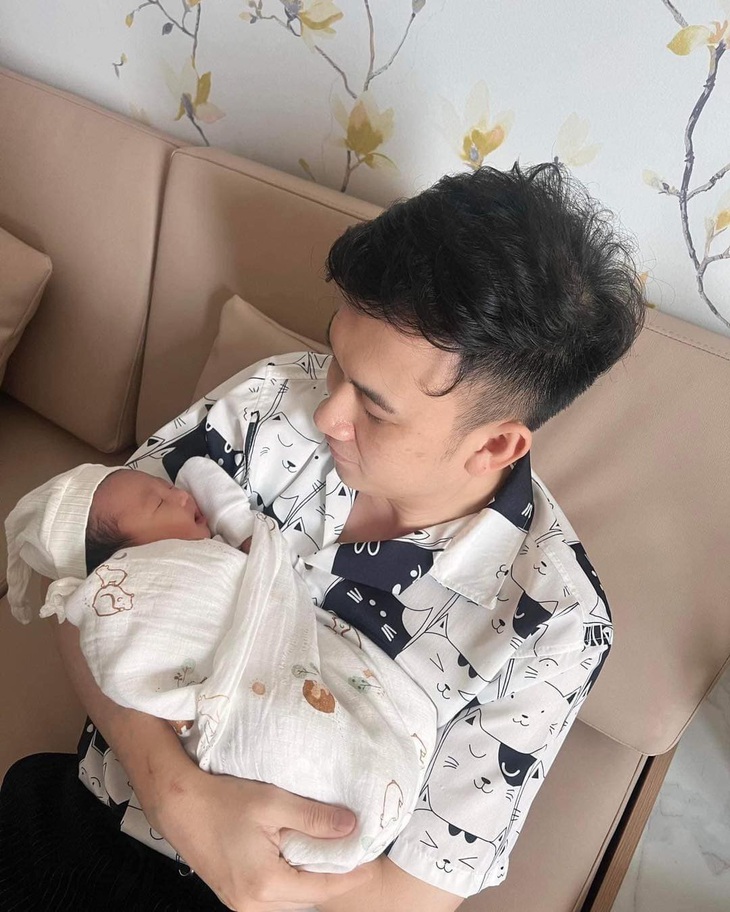 Nam ca sĩ cũng cho biết anh là người đồng hành cùng Bảo Anh trong quãng thời gian qua