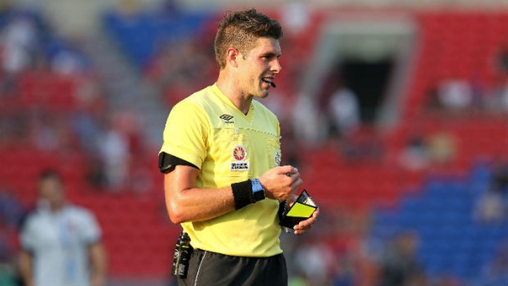Trọng tài Shaun Evans từ 'kẻ thù' trở thành 'người hùng' của bóng đá Indonesia - Ảnh: Bola