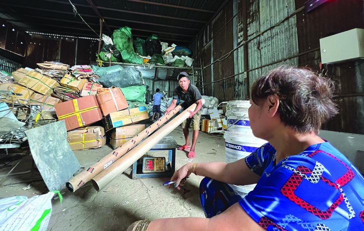 Một vựa thu mua ve chai tại quận Tân Bình. Ảnh: YẾN TRINH