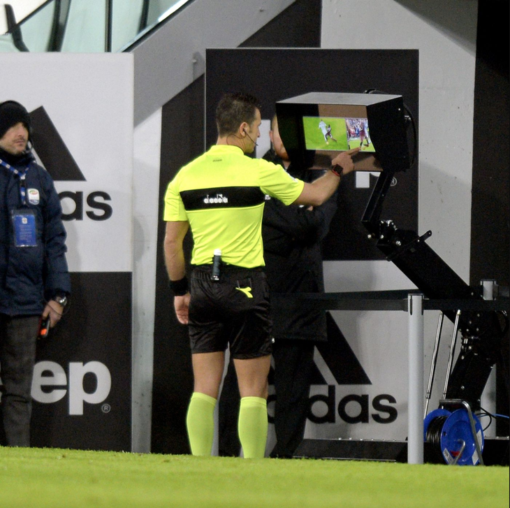 Cổ động viên Ngoại hạng Anh không ngừng chỉ trích công nghệ VAR - Ảnh: Getty