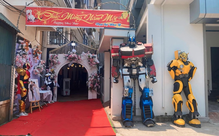 Ảnh vui 27-4: Autobot đứng đón khách đám cưới ở Việt Nam
