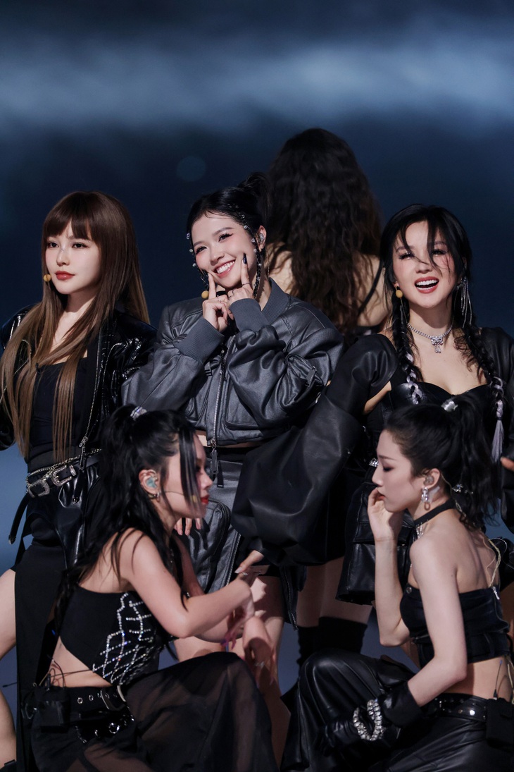 Suni Hạ Linh (giữa) rạng rỡ trên sân khấu Đạp gió