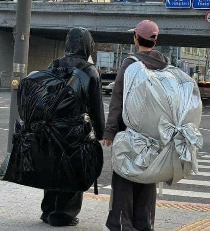 Tôi và nhỏ bạn rủ nhau đi Đà Lạt. 