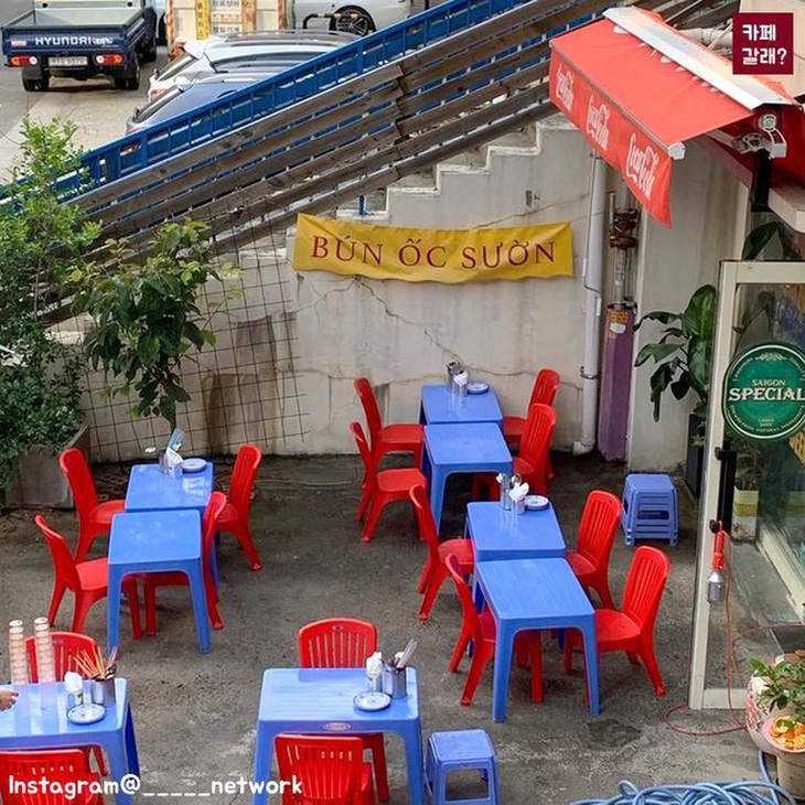 Chiếc ghế nhựa xuất hiện ở mọi nơi nhờ chi phí rẻ cùng độ tiện dụng 