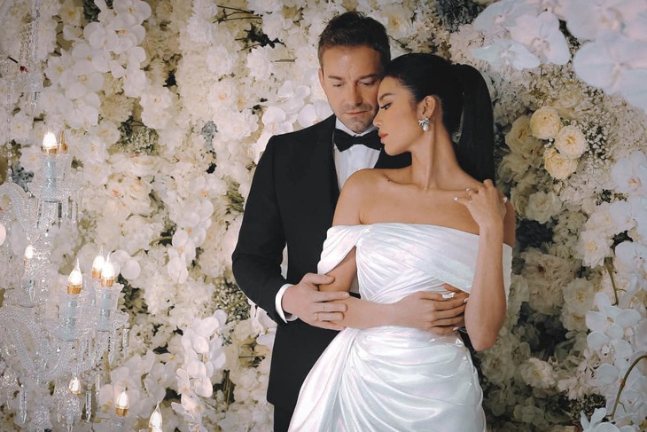 Ở cách tạo dáng này, Minh Tú tiếp tục bị dân mạng nói giống Phạm Hương 