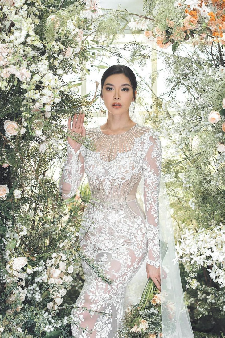 Nhan sắc điểm 10 của Minh Tú trong chiếc váy cưới thêu hoa được khen ngợi