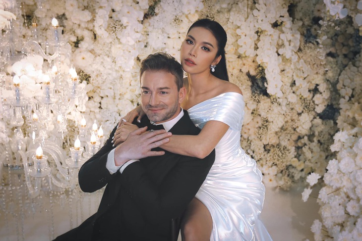 Với cách trang điểm và tạo dáng này, Minh Tú được nhận xét có gương mặt giống Lan Khuê